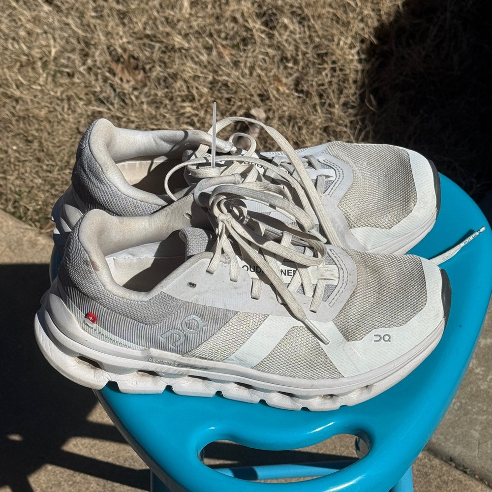 On Cloud Cloudrunner White Gray speed guard Tennis Shoes sz 5.5